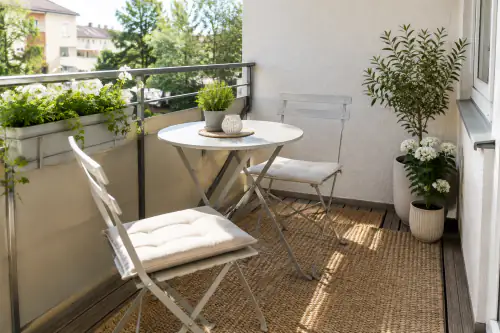 Balkónový bistro set s rastlinami