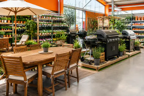 Záhradné oddelenie hobby marketu s nábytkom